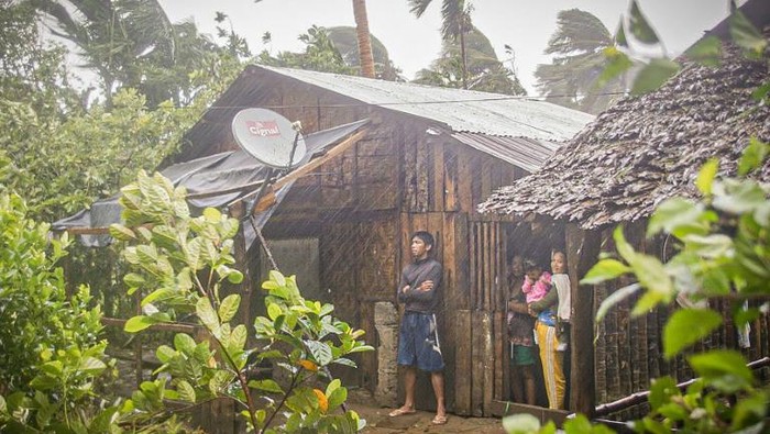 Angin topang Vongfong memaksa warga Filipina mengungsi di tengah Corona (AFP)