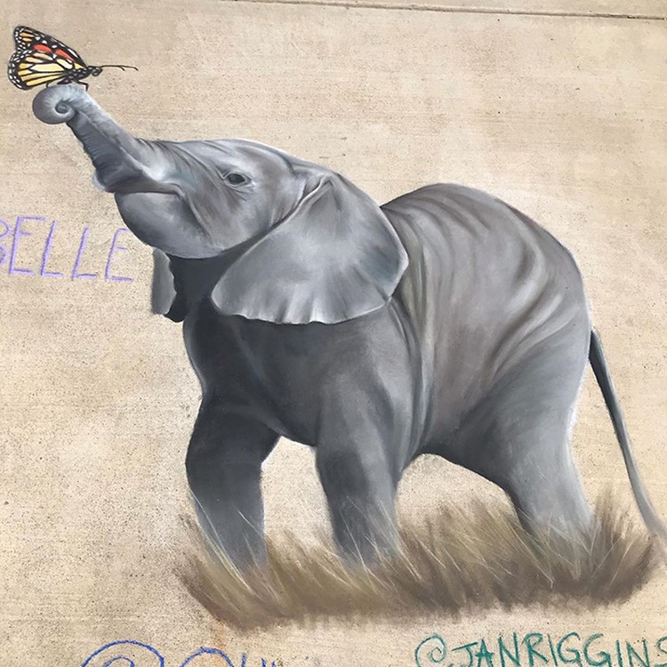 Mahakarya Ibu dan Anak, Bikin Gambar 3D dari Kapur yang Kayak Beneran! Gambar artistik yang dibuat oleh seniman Jan Riggins dan anak gadisnya Olivia membius netizen. Mereka membuatnya hanya dengan kapur di pinggir jalan.