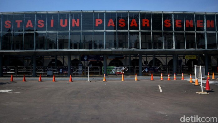 Stasiun Pasar Senen di Hari Pertama Larangan Mudik Lebaran Kebijakan larangan mudik resmi diberlakukan hari ini. Suasana di Stasiun Pasar Senin terlihat sepi.