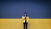 Lagi-lagi pamer sedang ngopi. Kali ini posenya dengan secangkir kopinya terlihat keena karena background dan jaket yang dikenakan berwarna senada. Foto: Instagram @kimjuncotton