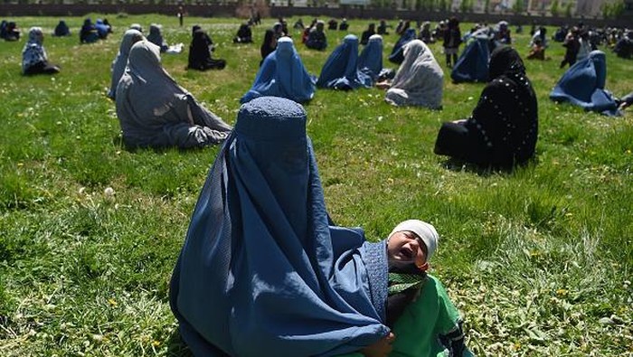 Meski sudah tidak diwajibkan pemerintah, pemakaian burqa masih dilakukan oleh perempuan di Kota Kabul, Afghanistan. Salah satu alasannya karena keyakinan dan keamanan. Bagaimana mereka melewati Ramadan dan pandemi Corona saat ini ?