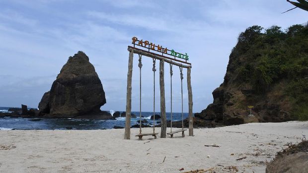 Perahu nelayan ditambatkan di Pantai Pasir Putih Malikan (Papuma), Wuluhan, Jember, Jawa Timur, Sabtu (16/5/2020). Pantai Papuma, salah satu pantai yang menjadi ikon Kabupaten Jember, kini ditutup untuk umum di masa pandemi COVID-19. ANTARA FOTO/Seno/wsj.