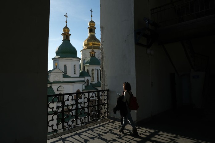 Pengunjung menikmati suasana gereja Kristen Ortodoks di Kiev, Ukraina (3/10/2019). Jika tidak ada tanda salib di bagian puncak kubah, bangunan ini sulit ditengarai sebagai tempat ibadah umat Kristiani bukan ?