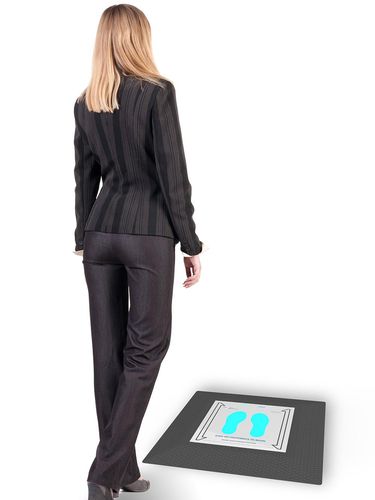 Alat sanitizer sepatu untuk menghilangkan virus dari sol sepatu.