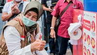 Direktur Pencegahan dan Kesiapsiagaan BNPB, Eny Supartini, mencoba langsung bantuan fasilitas cuci tangan komunal dari Bayer Indonesia untuk masyarakat Kelurahan Penjaringan, Jakarta Utara. Foto: dok. BNPB