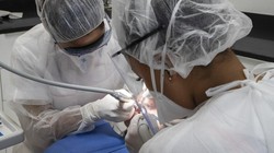 Prancis telah melonggarkan lockdown Corona (COVID-19). Kini para dokter gigi mulai membuka praktik lagi .