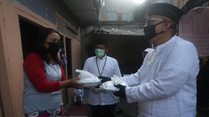 Bank Mega Syariah sebagai bagian dari CT Corp ikut serta membantu melawan pandemi COVID-19 di Indonesia dengan memberikan 100.000 paket makanan kepada masyarakat.