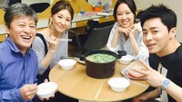 Bersama para pemain di drama Jealousy Incarnate, Jong Suk asyik makan sup dan makanan rumahan lainnya yang enak. Foto: Istimewa