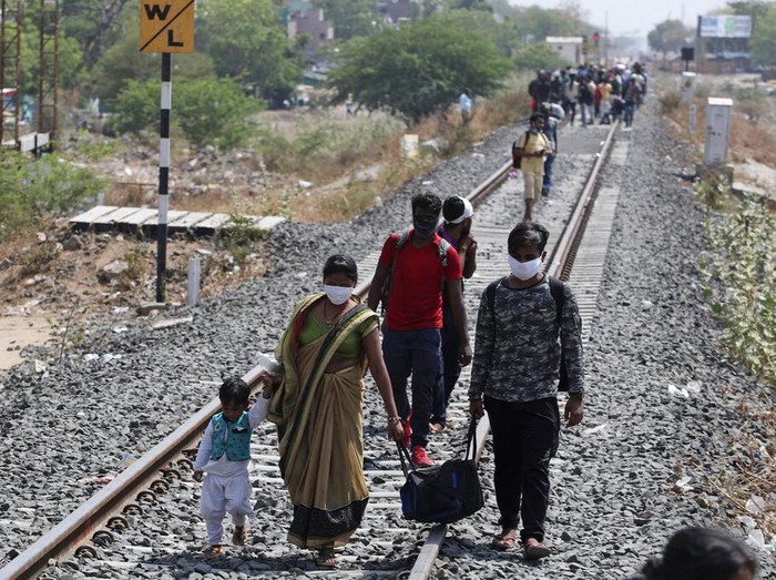 Pekerja migran memutuskan untuk pulang kampung saat pemerintah India menerapkan lockdown. Beragam cara mereka tempuh demi pulang kampung.