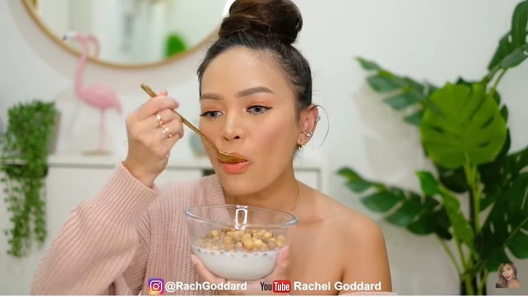Rachel Goddard cicipi sereal mahal