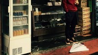 Makan kue di depan toko makanan tradisional, gaya Jo Jung Suk mirip seperti remaja. Foto: Istimewa