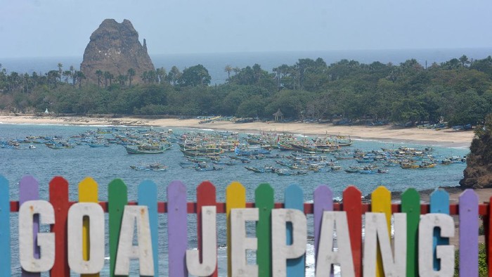 Perahu nelayan ditambatkan di Pantai Pasir Putih Malikan (Papuma), Wuluhan, Jember, Jawa Timur, Sabtu (16/5/2020). Pantai Papuma, salah satu pantai yang menjadi ikon Kabupaten Jember, kini ditutup untuk umum di masa pandemi COVID-19. ANTARA FOTO/Seno/wsj.
