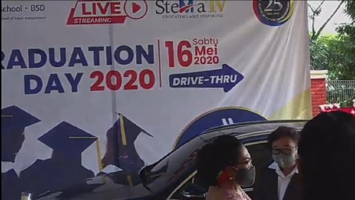 WIsuda drive thru SMA di Tangsel