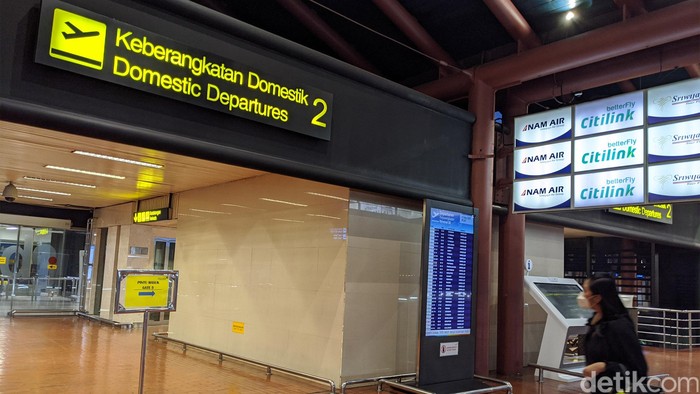 Suasana sepi dan kosong terlihat di terminal 2 Bandara Soekarno Hatta, Jumat (15/5/2020).