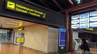 Suasana sepi dan kosong terlihat di terminal 2 Bandara Soekarno Hatta, Jumat (15/5/2020). Meski pemerintah membuka penerbangan, namun jumlahnya masih dibatasi sehingga pemandangan ini masih terlihat.