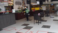 Karyawan bekerja di sebuah rumah makan untuk persiapan menerima pengunjung di Kota Madiun, Jawa Timur, setelah sebelumnya selama sekitar dua bulan hanya melayani pembelian dengan cara dibungkus dan dibawa pulang.