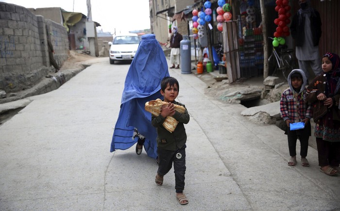 Perempuan Berka Melewati Ramadan dan Corona Meski sudah tidak diwajibkan pemerintah, pemakaian burqa masih dilakukan oleh perempuan di Kota Kabul, Afghanistan. Salah satu alasannya karena keyakinan dan keamanan. Bagaimana mereka melewati Ramadan dan pandemi Corona saat ini ?