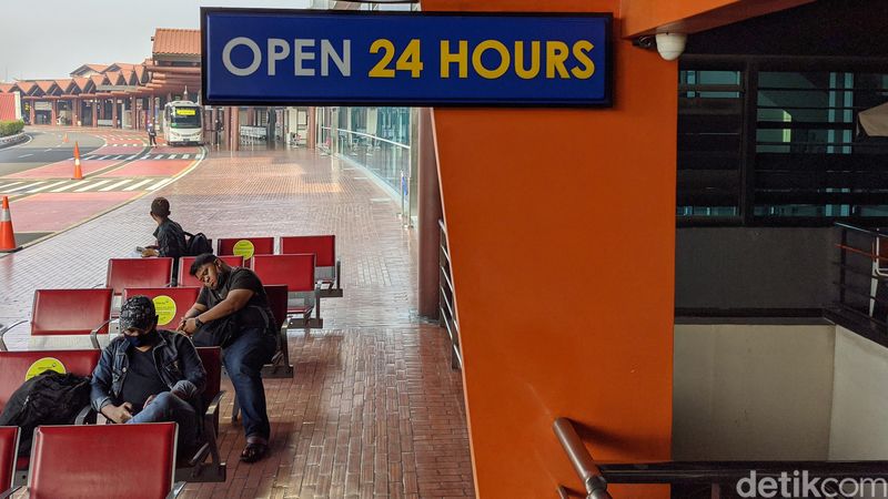 Kedai kopi, tempat makan, franchise kudapan hingga minimarket di Bandara Soekarno-Hatta tutup total sebagai antisipasi penyebaran COVID-19.