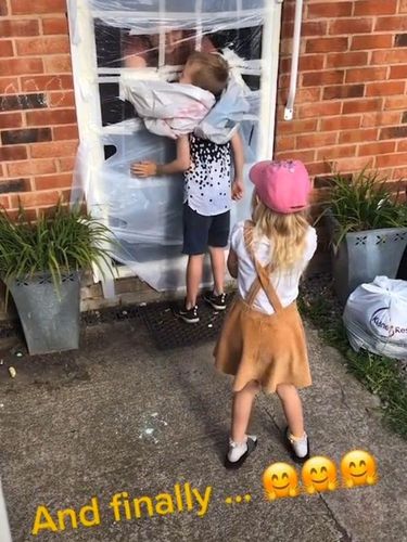 Lauren Doris membuat tirai plastik agar orangtuanya bisa memeluk cucu.