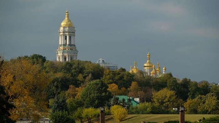 Pengunjung menikmati suasana gereja Kristen Ortodoks di Kiev, Ukraina (3/10/2019). Jika tidak ada tanda salib di bagian puncak kubah, bangunan ini sulit ditengarai sebagai tempat ibadah umat Kristiani bukan ?