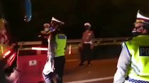 Polisi Ciduk Bus Penuh Penumpang di Tol Cikarang Barat