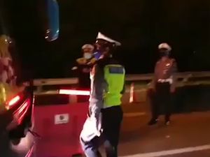 Nekat Mudik, Penumpang Diturunkan Paksa Polisi di GT Cikarang Barat