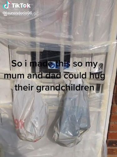 Lauren Doris membuat tirai plastik agar orangtuanya bisa memeluk cucu.