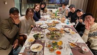 Bersama Yoona SNSD dan rekan serta kerabat lainnya, acara makan malam yang dihadiri Jong Suk berlangsung meriah. Foto: Istimewa