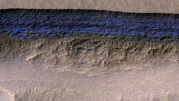 Gambar ini diambil pada tahun 2019, menunjukkan detail yang belum pernah diamati sebelumnya tentang lapisan es Mars Foto: NASA