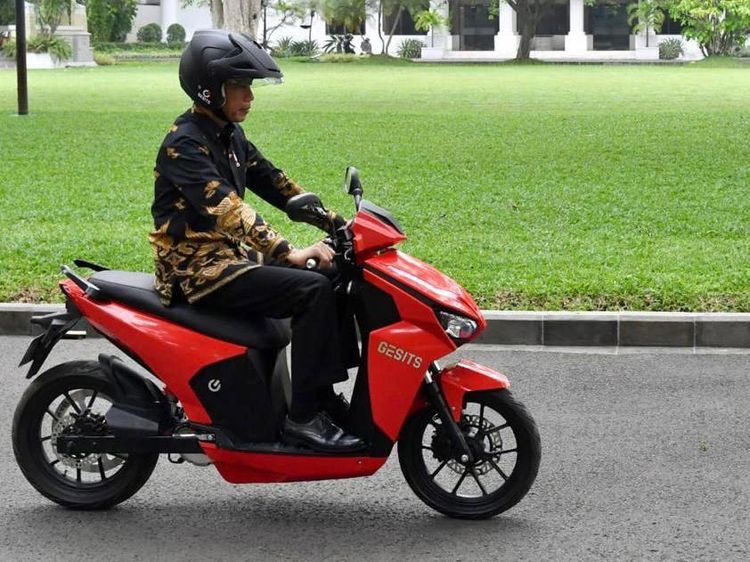 Motor Listrik Gesits Jokowi Dilelang untuk Seniman Terdampak Corona