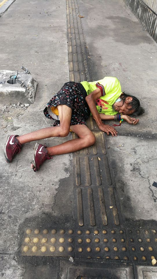 Shanker Vellu, driver ojek online melihat tunawisma pingsan di jalan