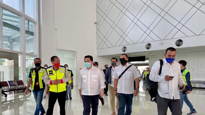 Menteri BUMN Erick Thohir blusukan di Bandara Ahmad Yani