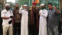 Habib Bahar bin Smith bebas dari Lapas Pondok Rajeg. Bahar mendapatkan program asimilasi dari Kementerian Hukum dan HAM (Kemenkum HAM). Dok. Pengacara dan Kadivpas Kemenkumham