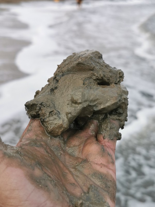 Kandungan mineral lumpur Laut Mati terbukti dapat mempercantik kulit. Tidak hanya untuk kecantikan saja, kandungan garam mineralnya juga banyak dimanfaatkan untuk kesehatan seperti memperbaiki tekstur kulit serta memperlancar peredaran darah (Maria Karsia) Kandungan mineral lumpur Laut Mati terbukti dapat mempercantik kulit. Tidak hanya untuk kecantikan saja, kandungan garam mineralnya juga banyak dimanfaatkan untuk kesehatan seperti memperbaiki tekstur kulit serta memperlancar peredaran darah (Maria Karsia)