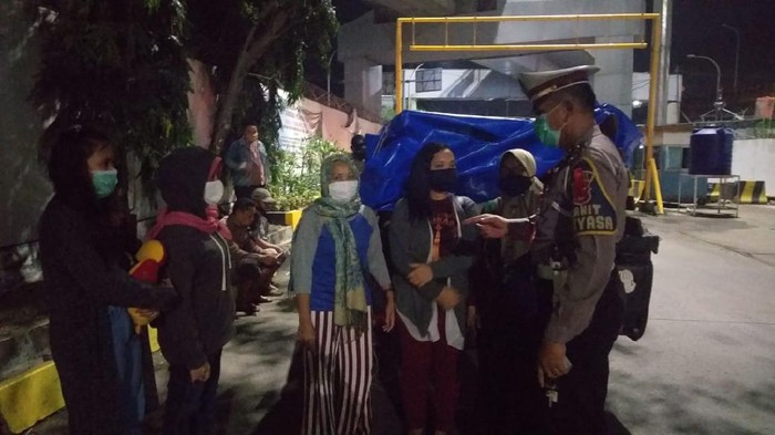 Pikap nekat angkut pemudik terjaring polisi di Pelabuhan Merak.