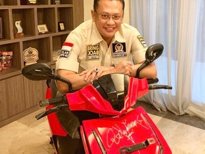 Motor Listrik Jokowi Akan Dilelang untuk Seniman Terdampak COVID-19