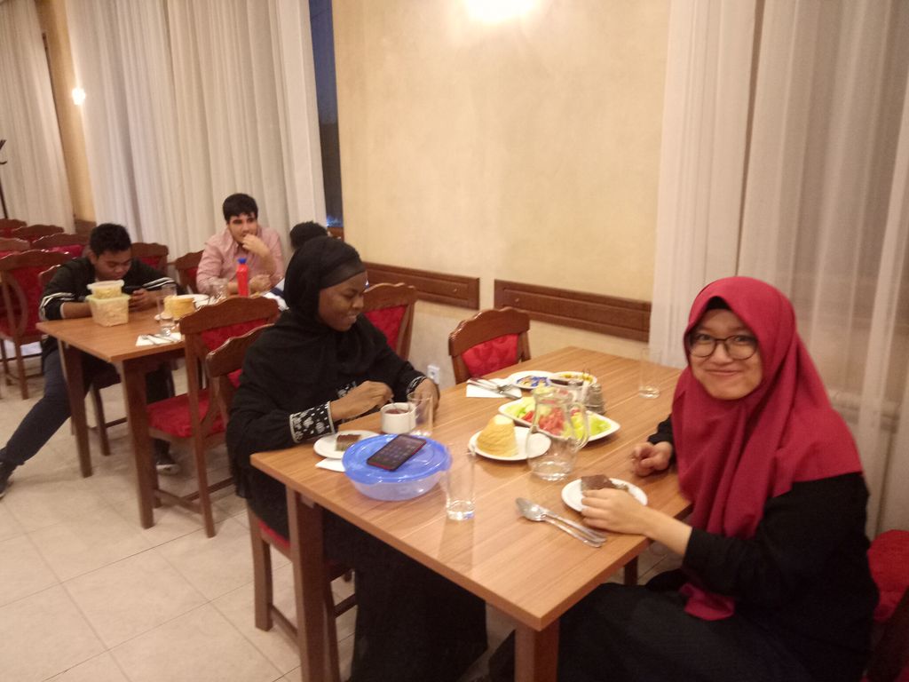 Suasana berbuka puasa.