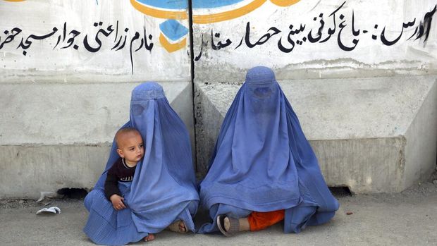 Meski sudah tidak diwajibkan pemerintah, pemakaian burqa masih dilakukan oleh perempuan di Kota Kabul, Afghanistan. Salah satu alasannya karena keyakinan dan keamanan. Bagaimana mereka melewati Ramadan dan pandemi Corona saat ini ?