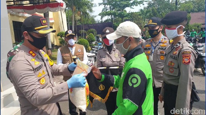 Polres Subang bagikan sembako via ojek