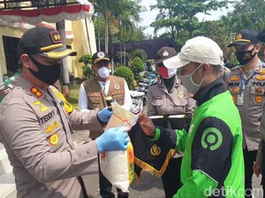 Polisi di Jabar Sebar Ribuan Sembako, di Subang Dibagikan Oleh Ojol dan Opang