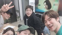 Kompak dengan pemain Hospital Playlist lainnya, Jung Suk makan malam sambil nonton bareng serial yang mereka bintangi. Foto: Istimewa