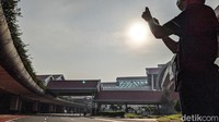 Dari terminal kedatangan, keberangkatan, penjemputan penumpang, hingga antrian taksi dan parkir menjadi kosong. Pihak Bandara Soetta juga berjanji akan lebih memperhatikan lagi penerapan social distancing di dalam bandara.