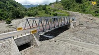 Ruas jalan sepanjang 179,99 km ini punya arti penting terutama bagi masyarakat di perbatasan yang terdapat komoditas perkebunan pohon kayu putih, kelor, dan jambu mete. Pada ruas ini juga dibangun 41 jembatan dengan panjang total 1.559 m, di mana telah dibangun 23 jembatan hingga tahun 2019. Tahun ini akan dibangun 10 jembatan, dan 8 buah sisanya pada 2021. Foto: Dok. Kementerian PUPR