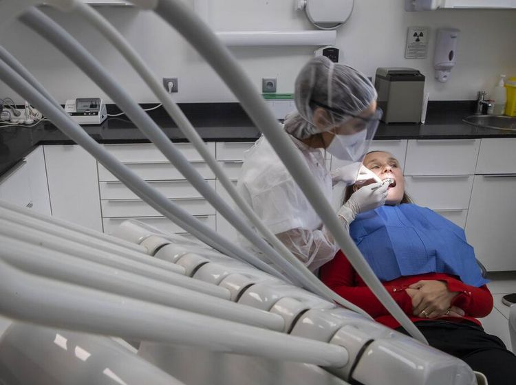Dokter Gigi di Prancis Buka Praktik Lagi