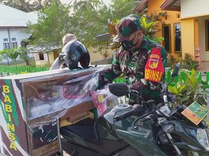 Keren! Babinsa di Gorontalo Ini Bagikan Takjil Keliling Desa dari Sisihkan Gaji