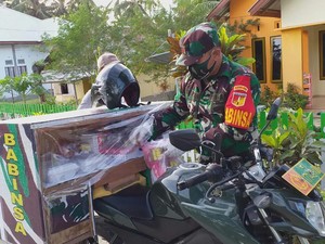 Keren! Babinsa di Gorontalo Ini Bagikan Takjil Keliling Desa dari Sisihkan Gaji