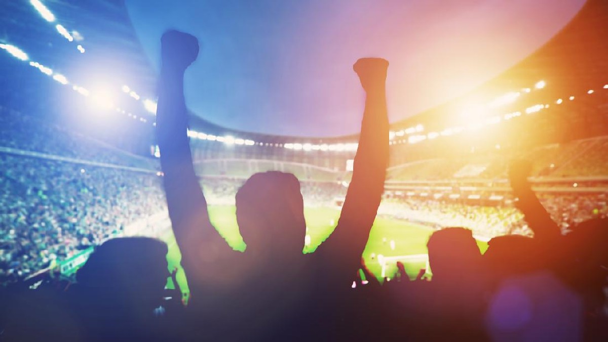 Ilustrasi suporter sepakbola: ada dugaan pendukung Persis Solo nobar saat lawan PSG Pati. (Foto: iStockphoto/NiseriN)
