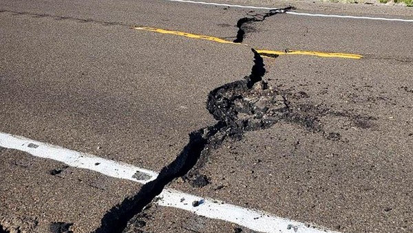 Jalan Retak Akibat Gempa M 6,5 di Nevada