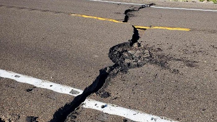 Gempa bumi berkekuatan magnitudo 6,5 mengguncang negara bagian Nevada, Amerika Serikat, Jumat (15/5) waktu setempat. Gempa mengakibatkan jalan retak.