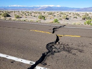 Jalan di Ciracas Jaktim Retak Sepanjang 20 Meter Akibat Pipa Bocor
